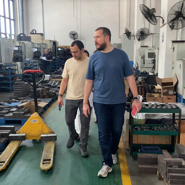 Ein Kunde aus der Türkei besucht das Werk in TAICHUANG, um die Produktionskapazitäten für Mutterngewindeschneidmaschinen zu bewerten