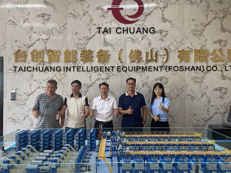 Vietnam-Kunde besucht TAICHUANG Intelligent für die Zusammenarbeit mit Mutterngewindeschneidmaschinen