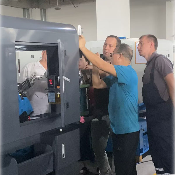 Russisches Kundenteam besucht TAICHUANG-Fabrik zur Abnahme von Mutterngewindeschneidmaschinen